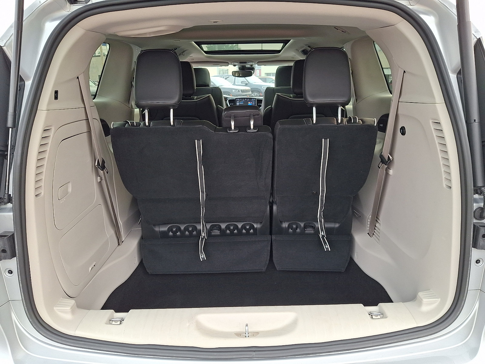 Used 2023 Chrysler Pacifica Limited FWD image 32