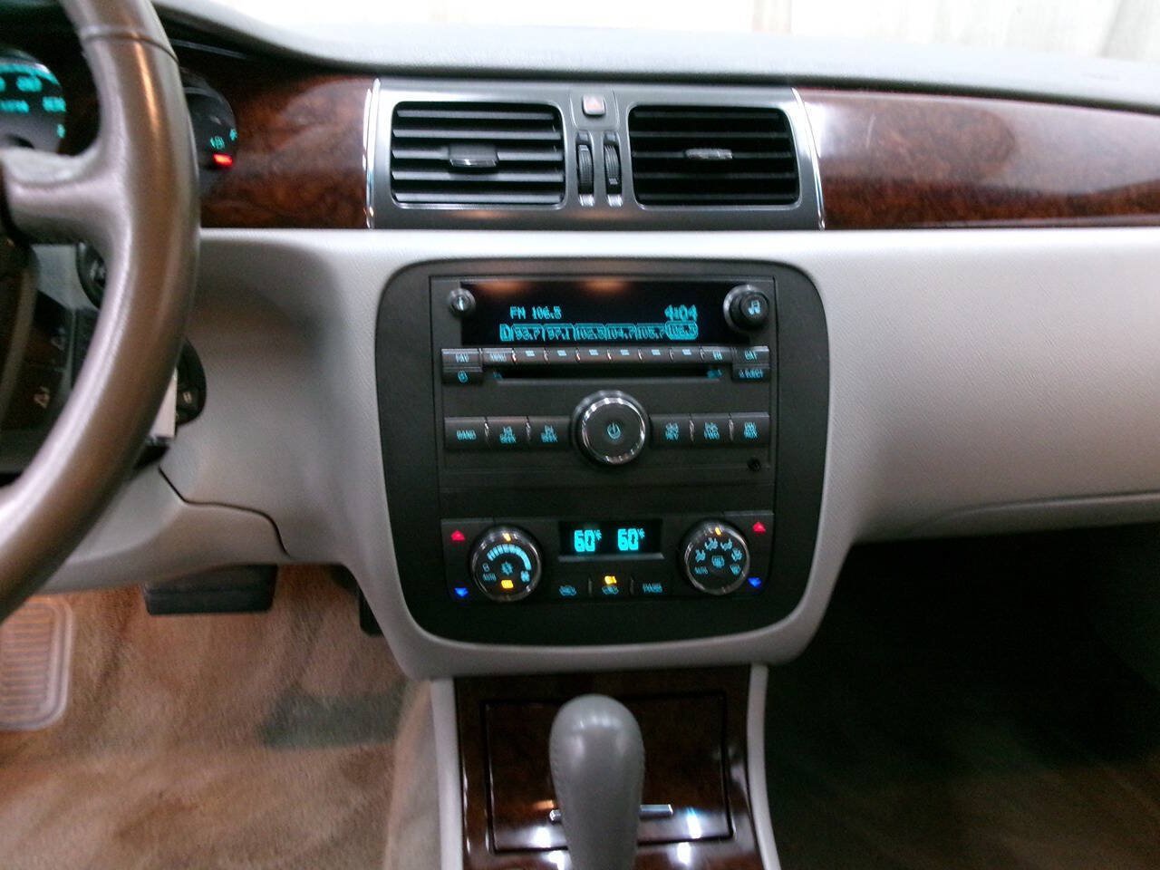 Used 2011 Buick Lucerne CXL FWD image 32