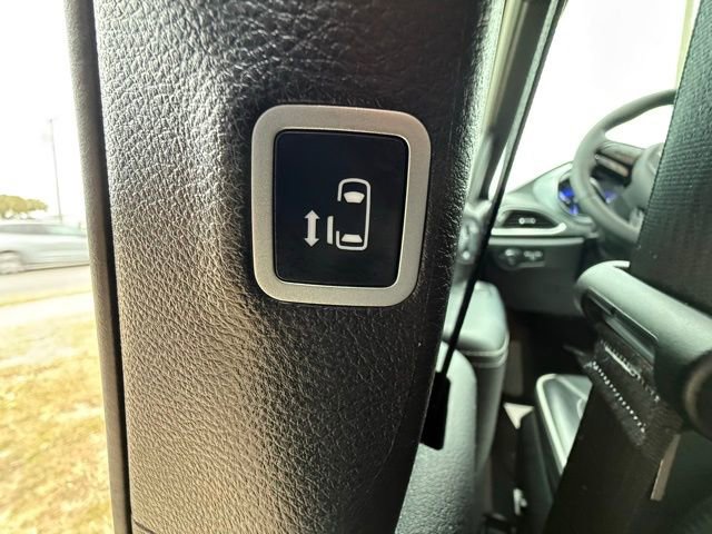 Used 2025 Chrysler Pacifica Limited image 17