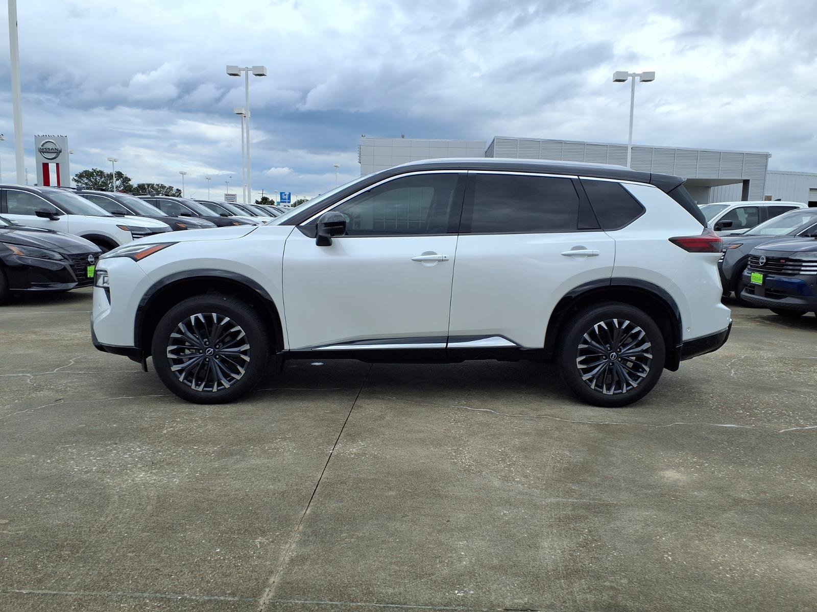 Used 2024 Nissan Rogue Platinum w/ Platinum Premium Package FWD image 9