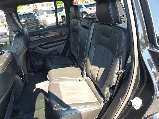 Used 2025 Jeep Grand Cherokee Altitude AWD/4WD image 28