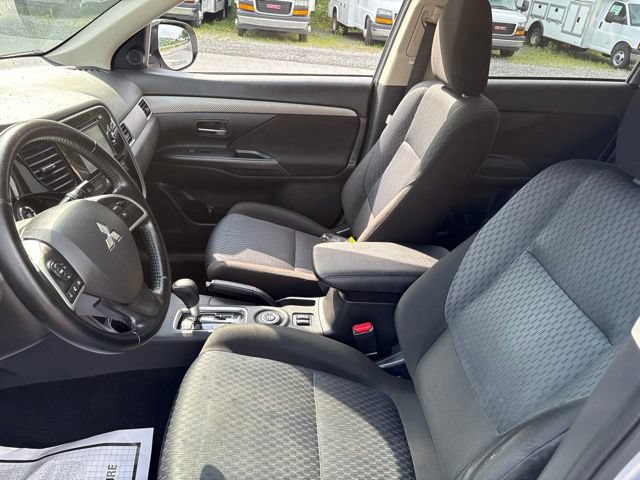 Used 2014 Mitsubishi Outlander SE AWD/4WD image 9