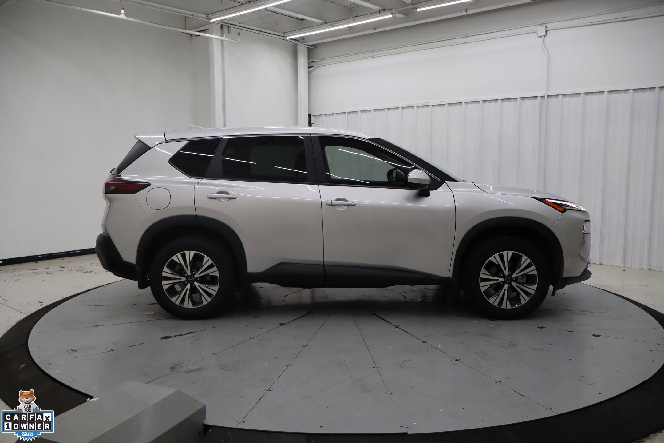 Used 2023 Nissan Rogue SV image 2