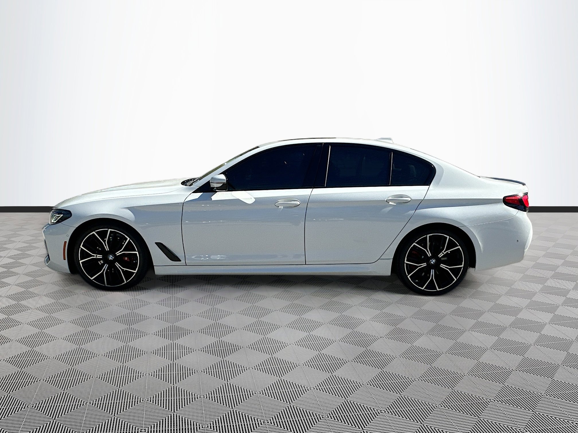 Used 2023 BMW 530i w/ M Sport Package image 4