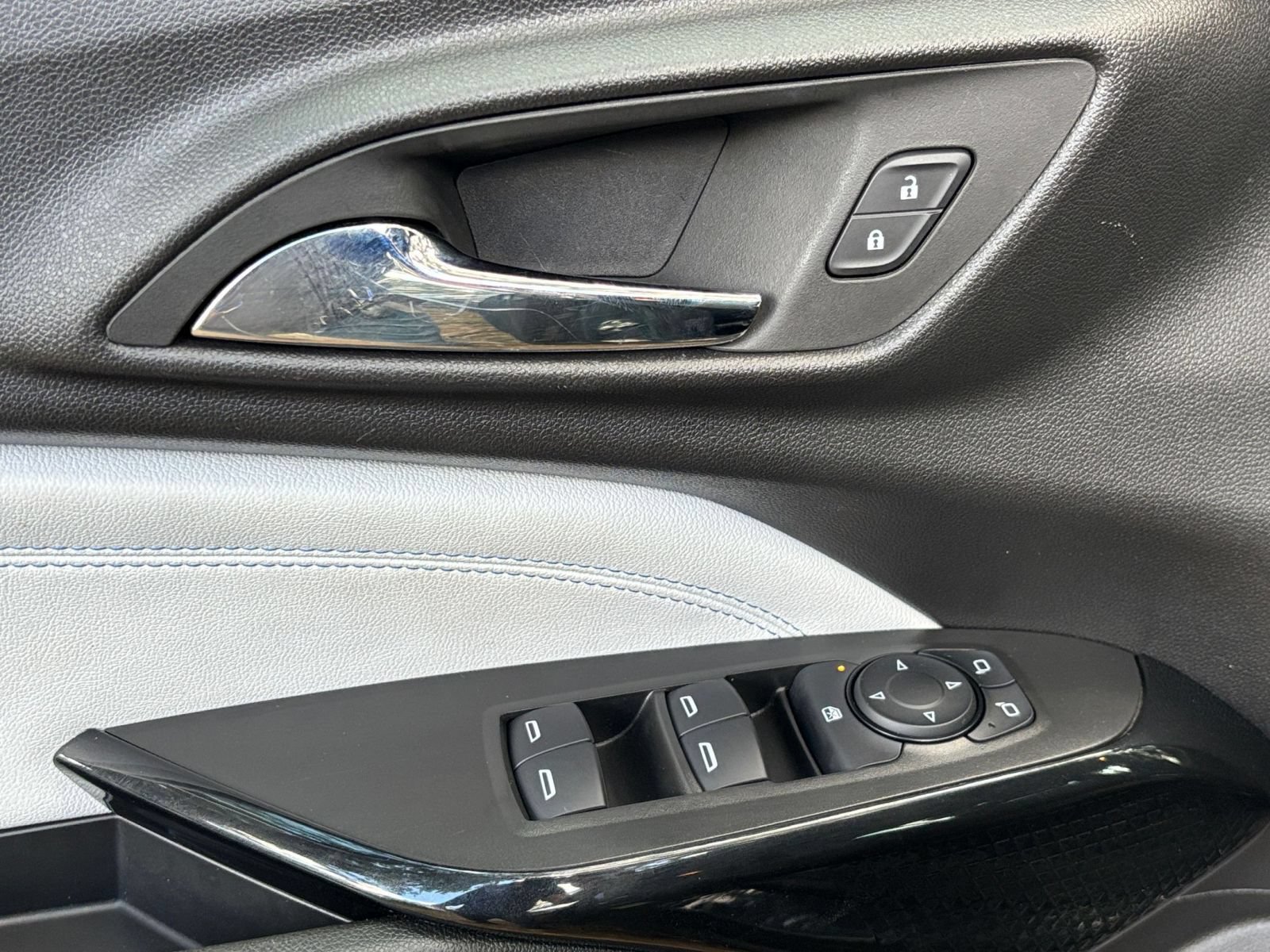 Used 2025 Chevrolet Trax LT FWD image 18