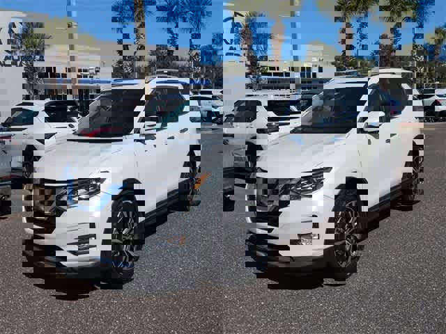 Used 2017 Nissan Rogue SL w/ SL Premium Package image 4