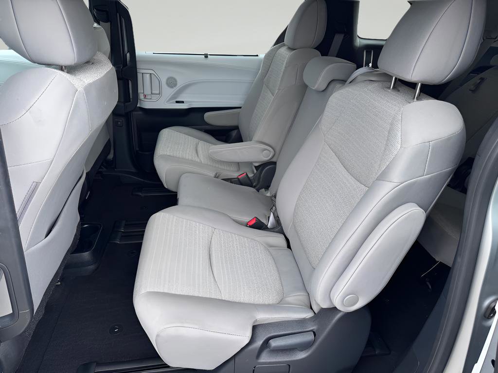Used 2025 Toyota Sienna LE FWD image 34