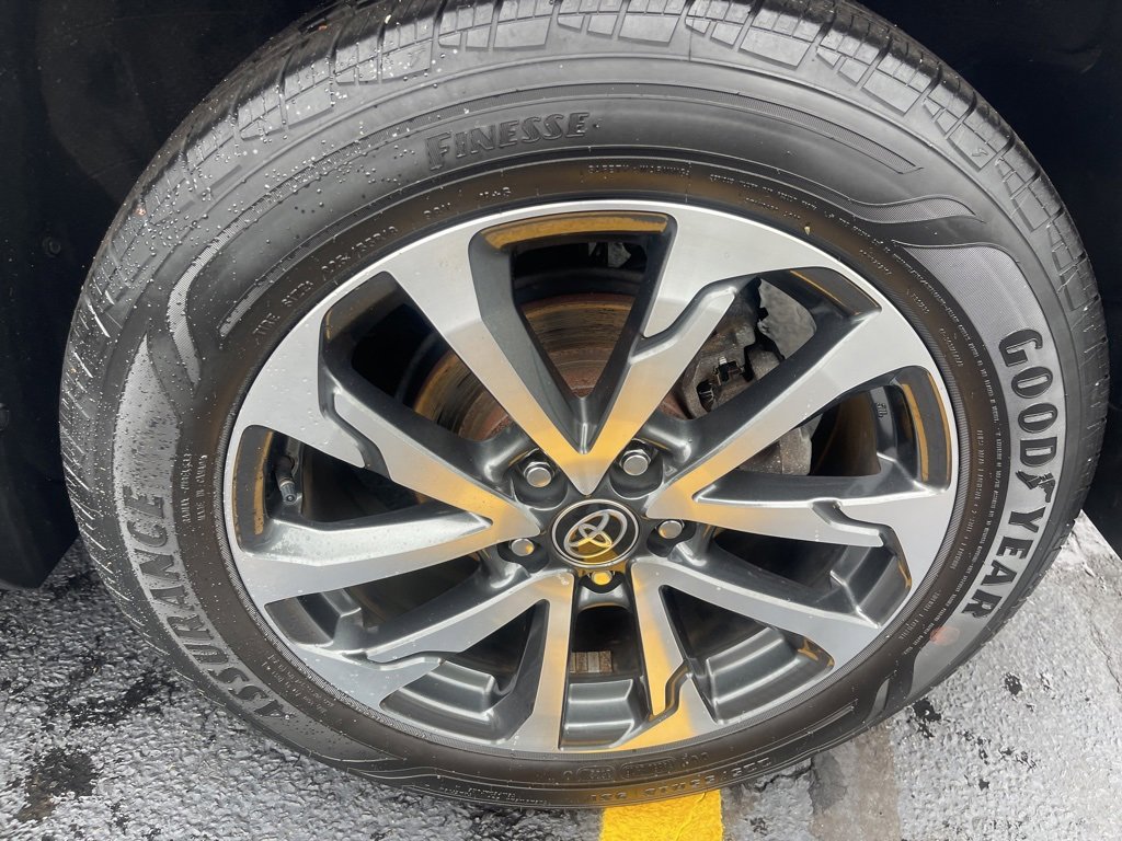 Used 2022 Toyota Corolla Cross XLE w/ Convenience Package image 26