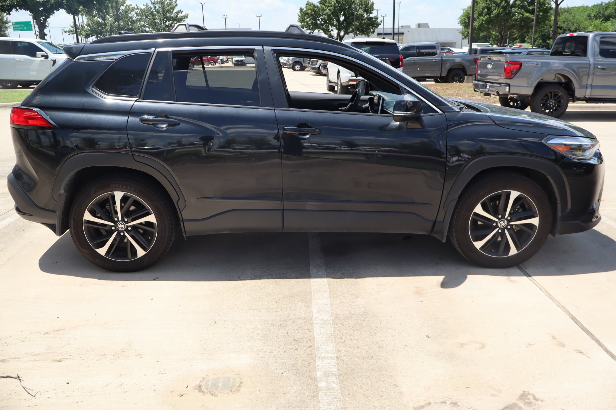Used 2025 Toyota Corolla Cross AWD Hybrid w/ Convenience Package image 2