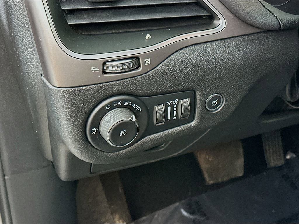 Certified 2021 Jeep Cherokee Latitude Lux w/ Comfort/Convenience Group image 18