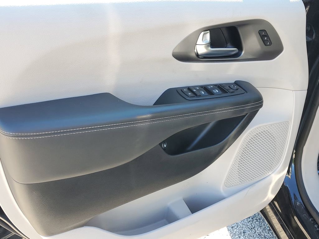Used 2024 Chrysler Pacifica Limited FWD image 19