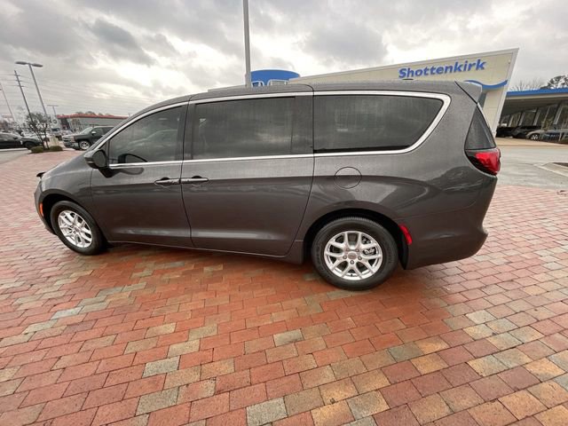 Used 2023 Chrysler Pacifica Touring-L image 31