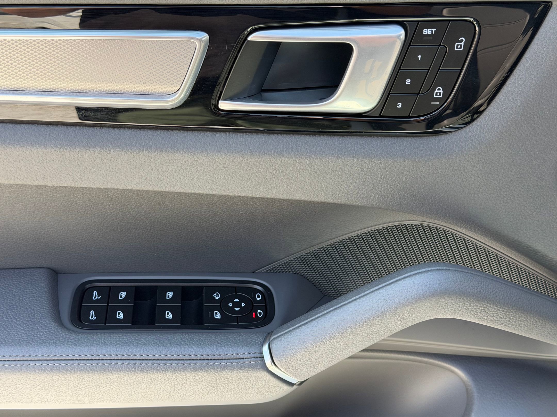 Certified 2023 Porsche Cayenne Platinum Edition image 27