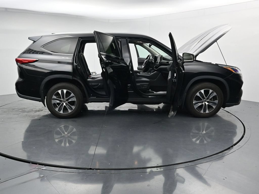 Used 2023 Toyota Highlander XLE AWD/4WD image 41