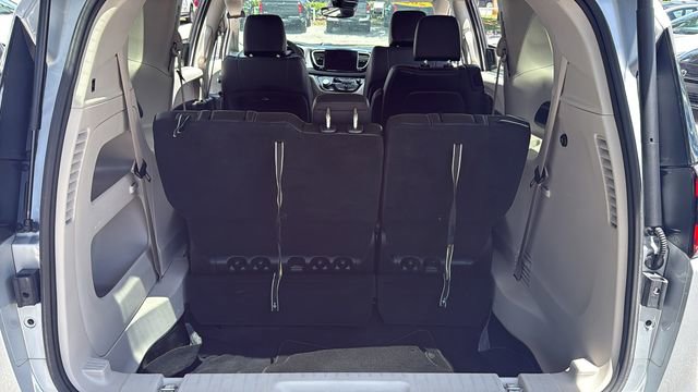 Used 2023 Chrysler Pacifica Touring-L FWD image 8