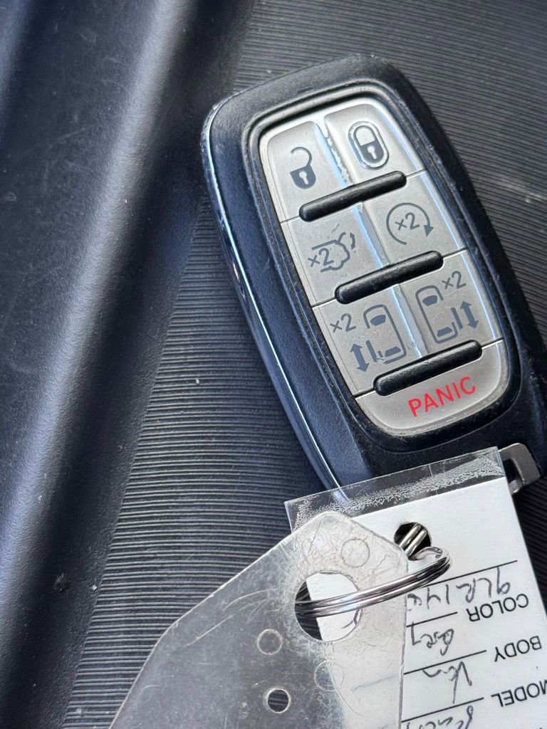 Used 2020 Chrysler Pacifica Touring-L image 41