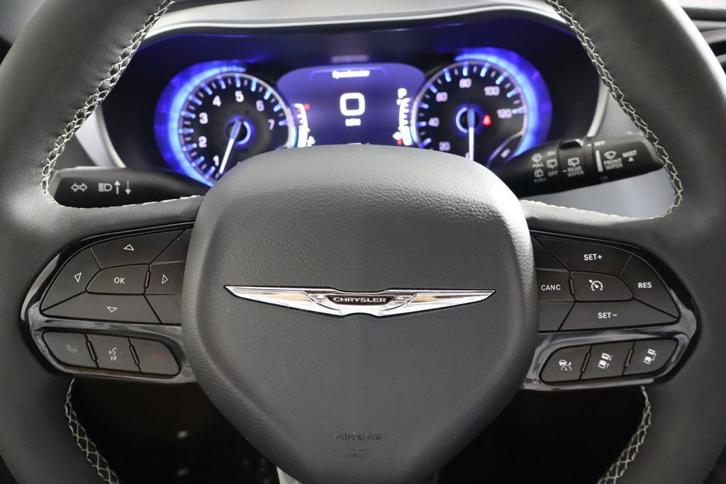 Used 2025 Chrysler Pacifica Limited FWD image 19