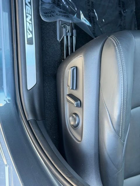 Used 2023 Toyota Venza XLE image 18