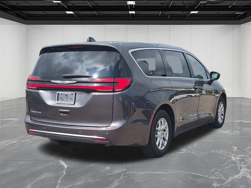 Used 2023 Chrysler Pacifica Touring-L FWD image 5