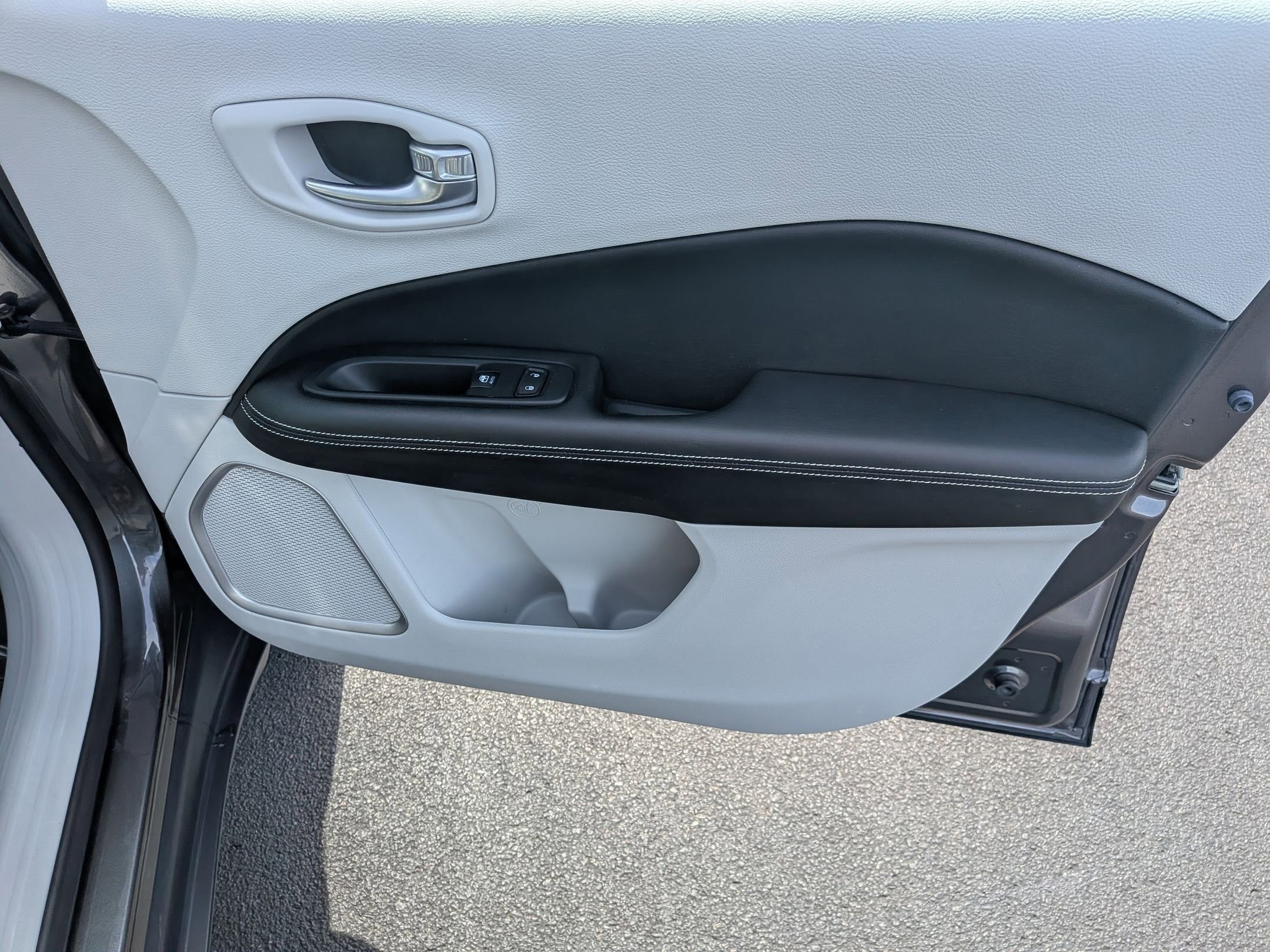 Used 2020 Jeep Compass Latitude image 29