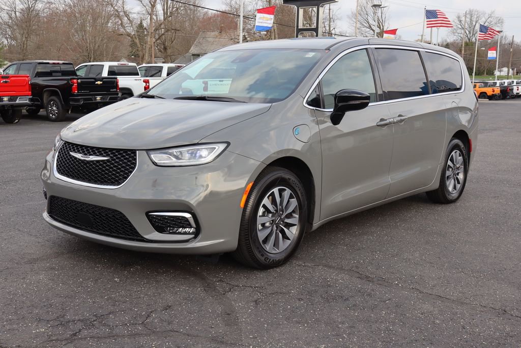 Used 2025 Chrysler Pacifica Select image 36