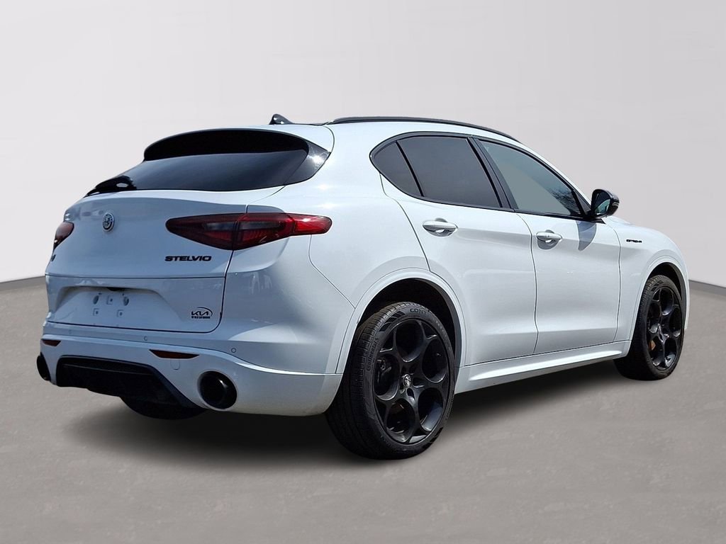 Used 2023 Alfa Romeo Stelvio Estrema image 6
