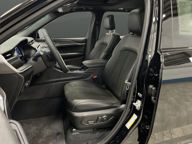 New 2026 Jeep Grand Cherokee Altitude AWD/4WD image 4
