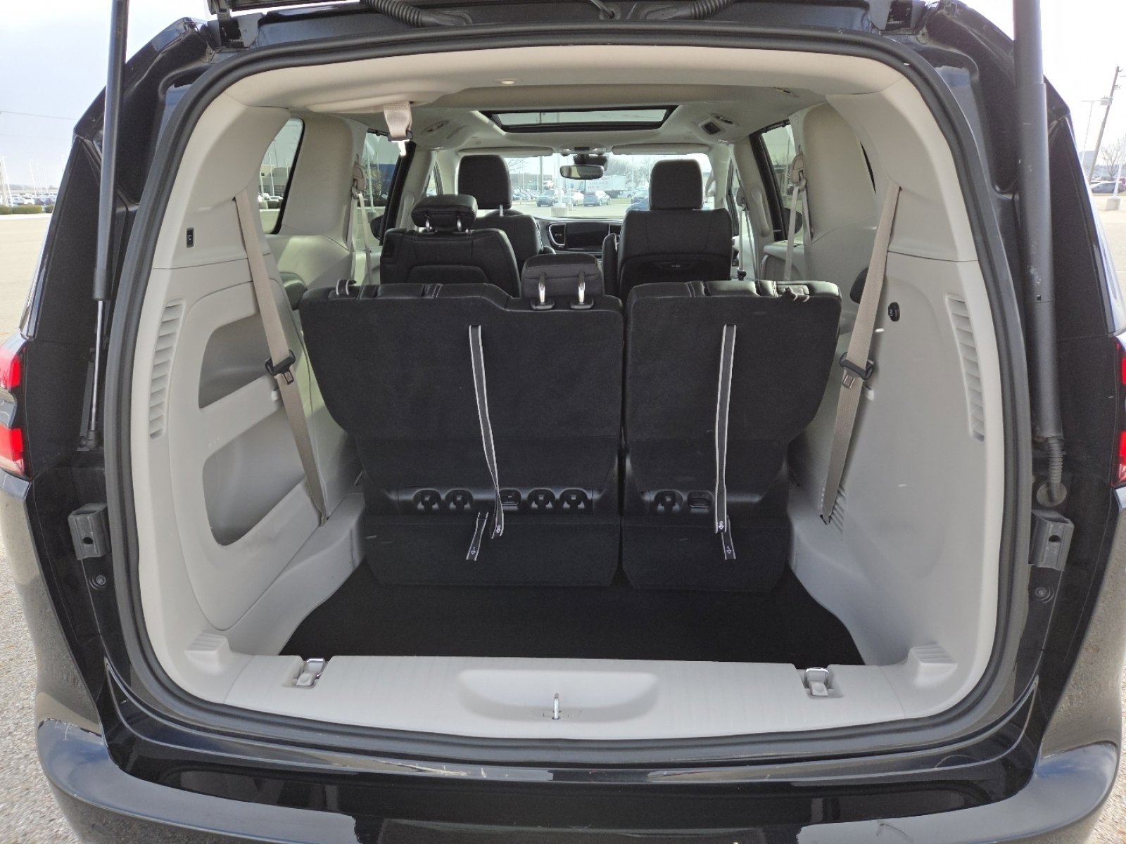 Used 2024 Chrysler Pacifica Touring-L image 19