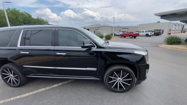 Used 2019 Cadillac Escalade ESV Platinum AWD/4WD image 2