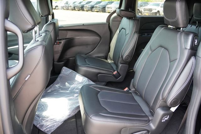 New 2026 Chrysler Pacifica Select image 11
