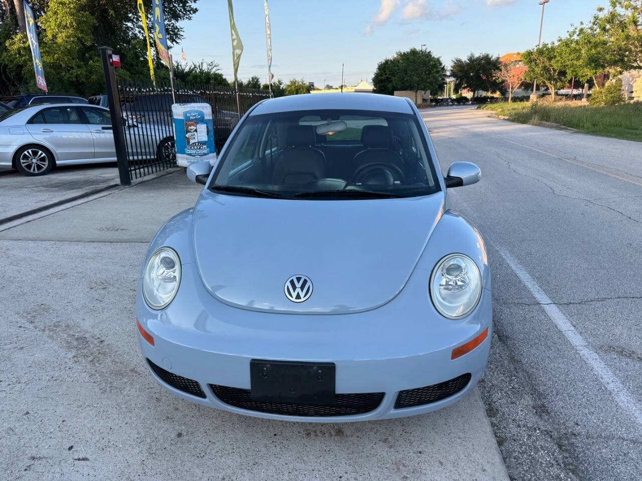Used 2010 Volkswagen Beetle Coupe FWD image 4