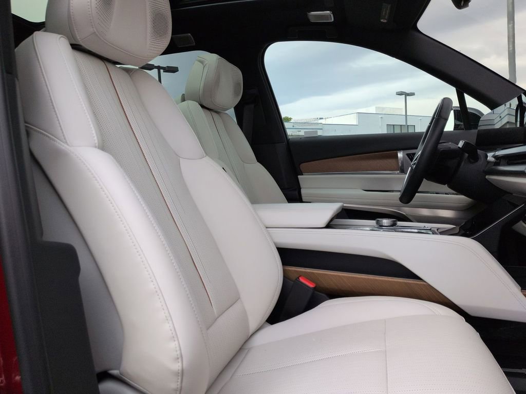 Certified 2026 Cadillac Vistiq Sport image 37