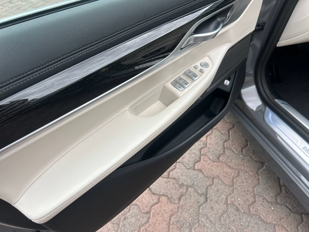 Used 2021 BMW 740i w/ Premium Package RWD image 11