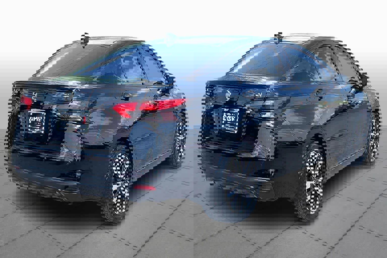 Used 2021 Nissan Versa SR w/ Convenience Package image 13