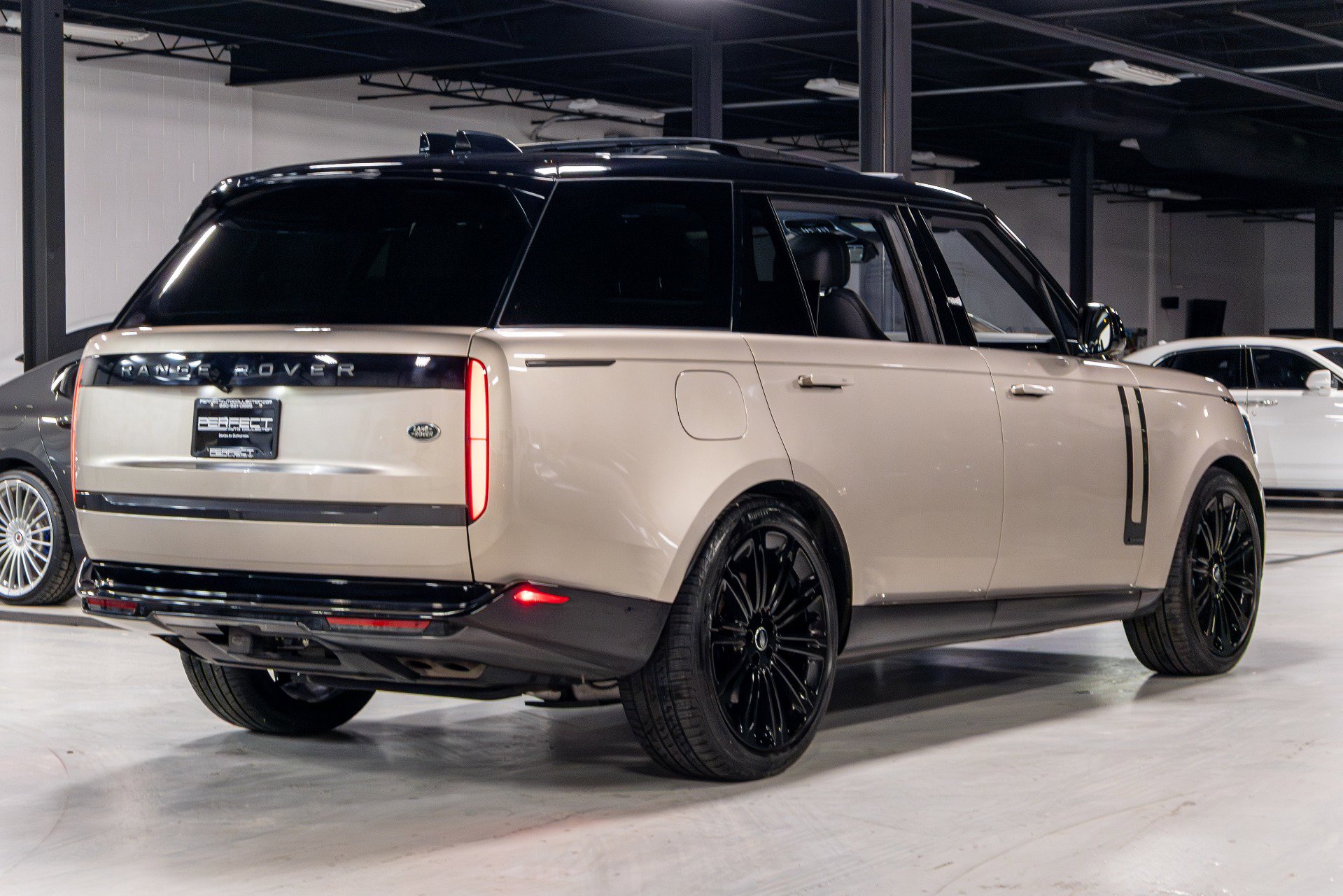 Used 2023 Land Rover Range Rover Long Wheelbase Autobiography image 18