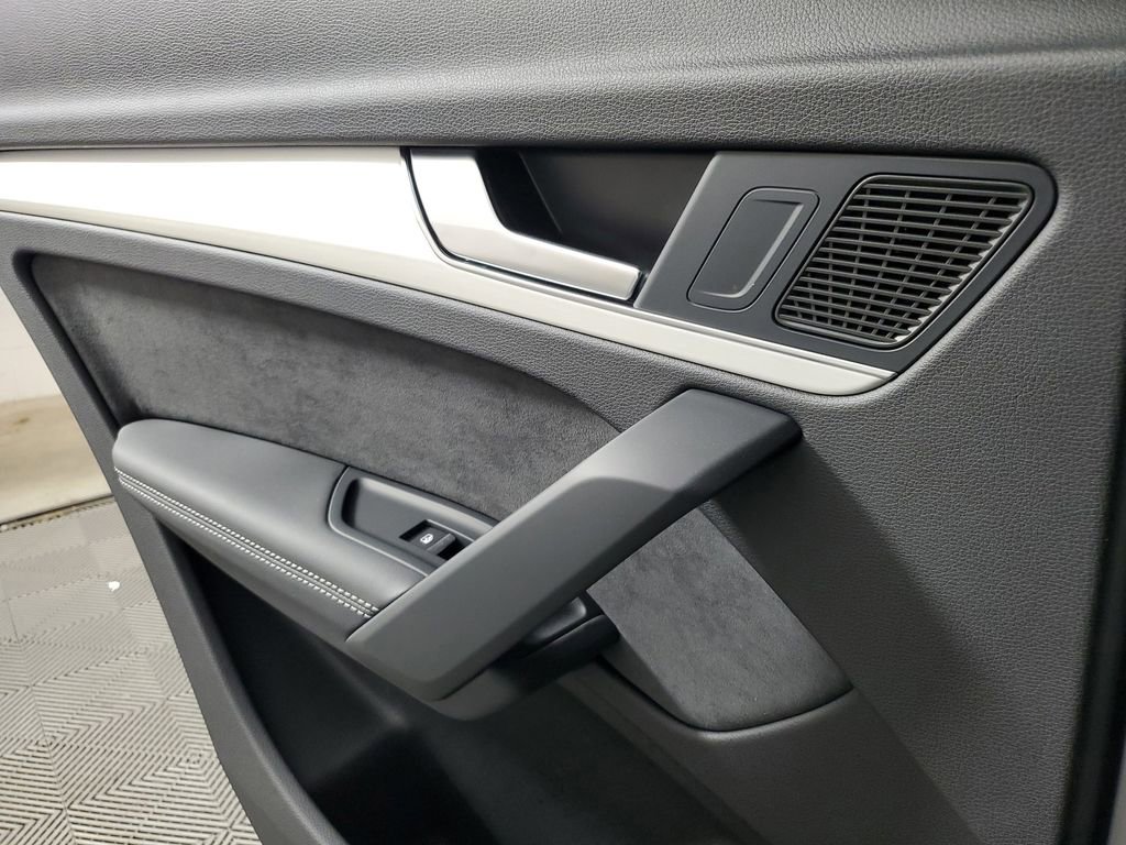 Used 2024 Audi Q5 e Prestige w/ Prestige Package image 18