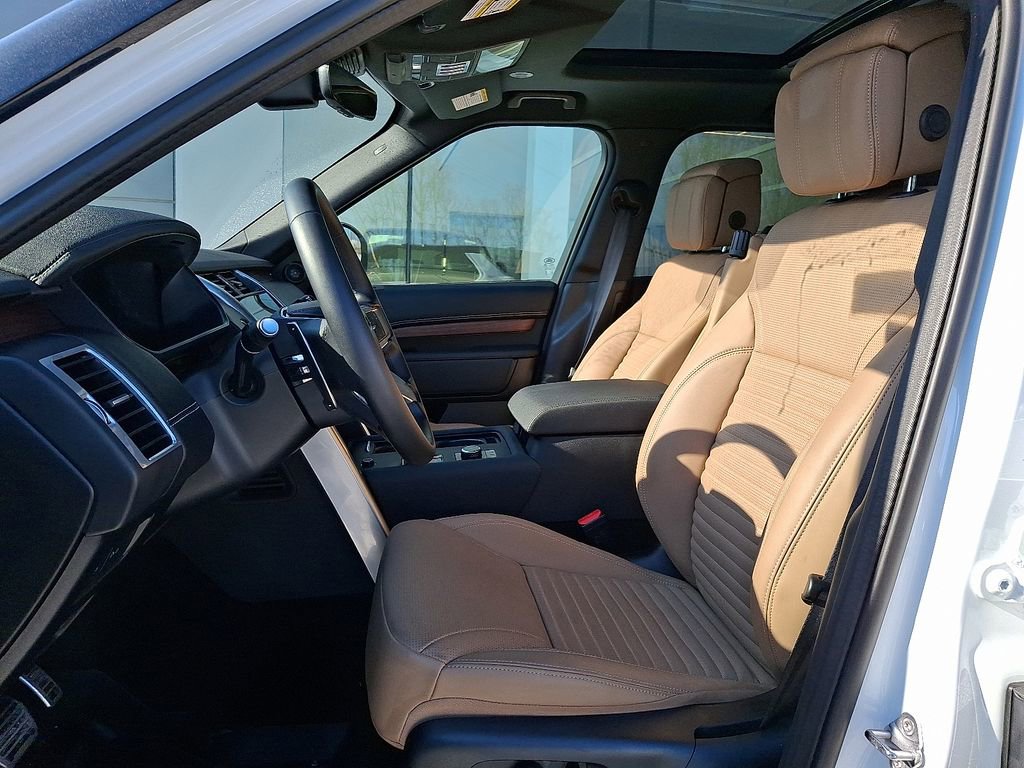Certified 2025 Land Rover Discovery Dynamic SE image 12
