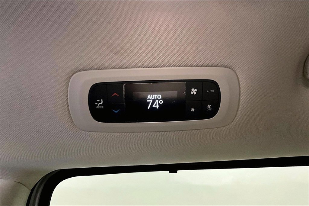 Used 2024 Chrysler Pacifica Touring-L image 11