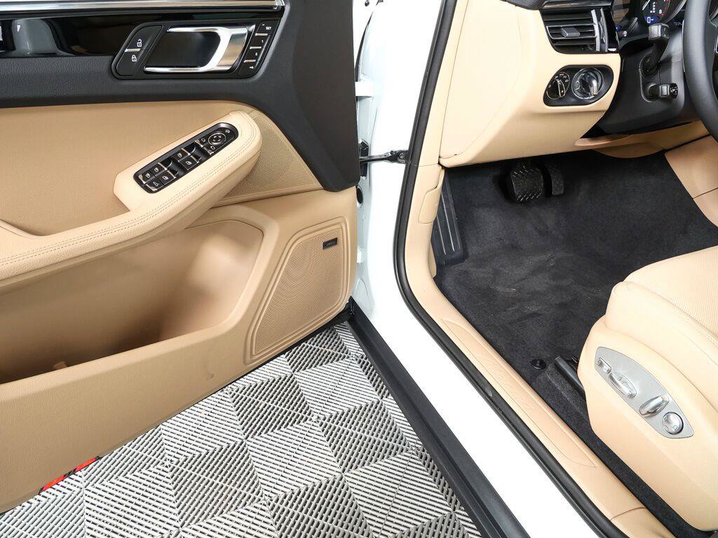 Certified 2026 Porsche Macan AWD/4WD image 8