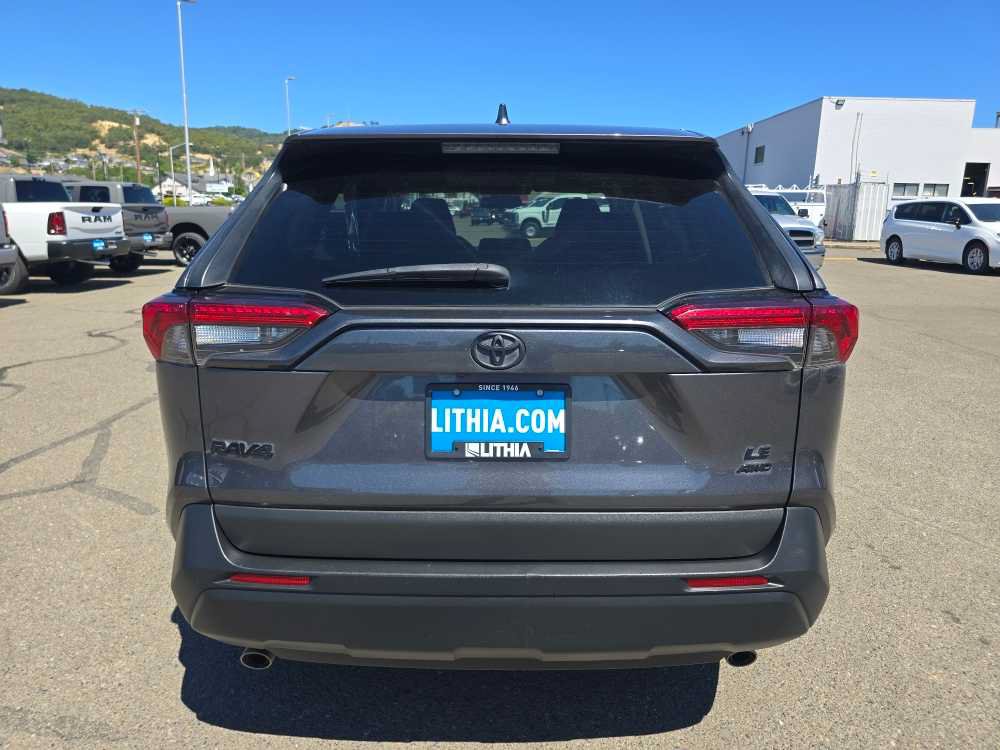 Used 2022 Toyota RAV4 LE AWD/4WD image 4
