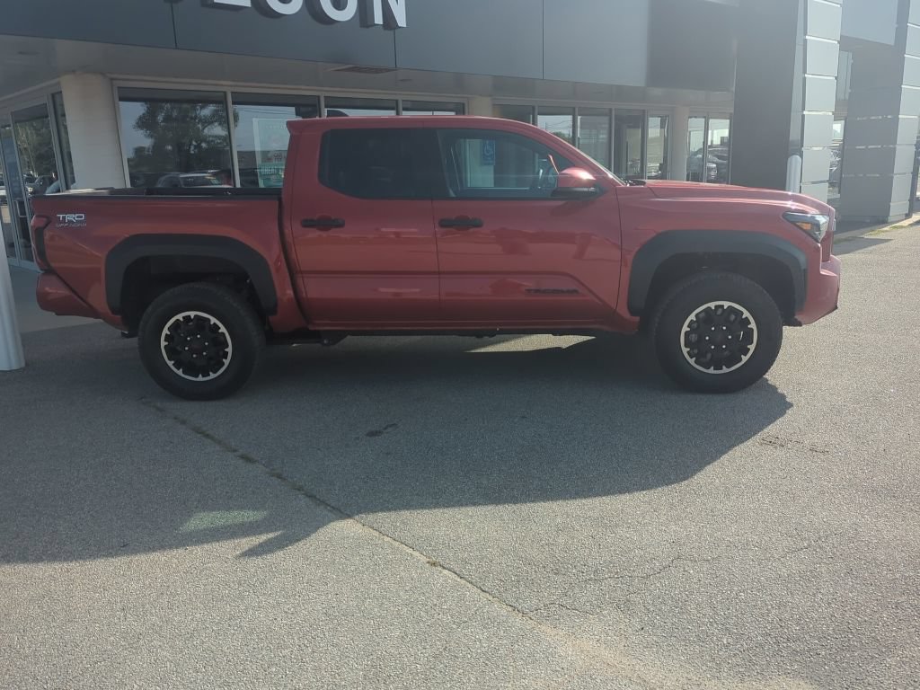 Used 2025 Toyota Tacoma TRD Off-Road AWD/4WD image 2
