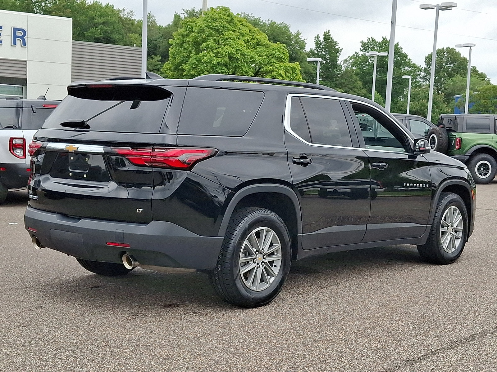 Used 2023 Chevrolet Traverse LT FWD image 11