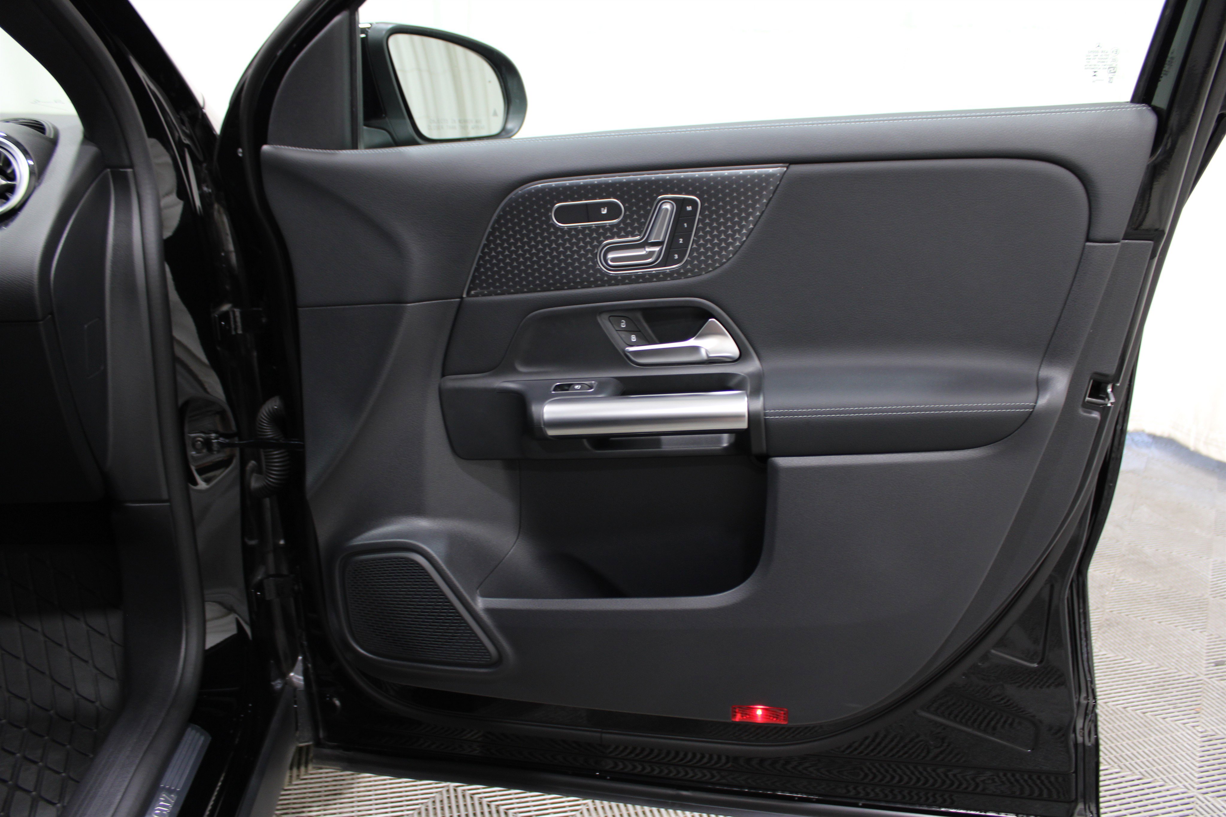 Used 2025 Mercedes-Benz GLA 250 4MATIC image 29