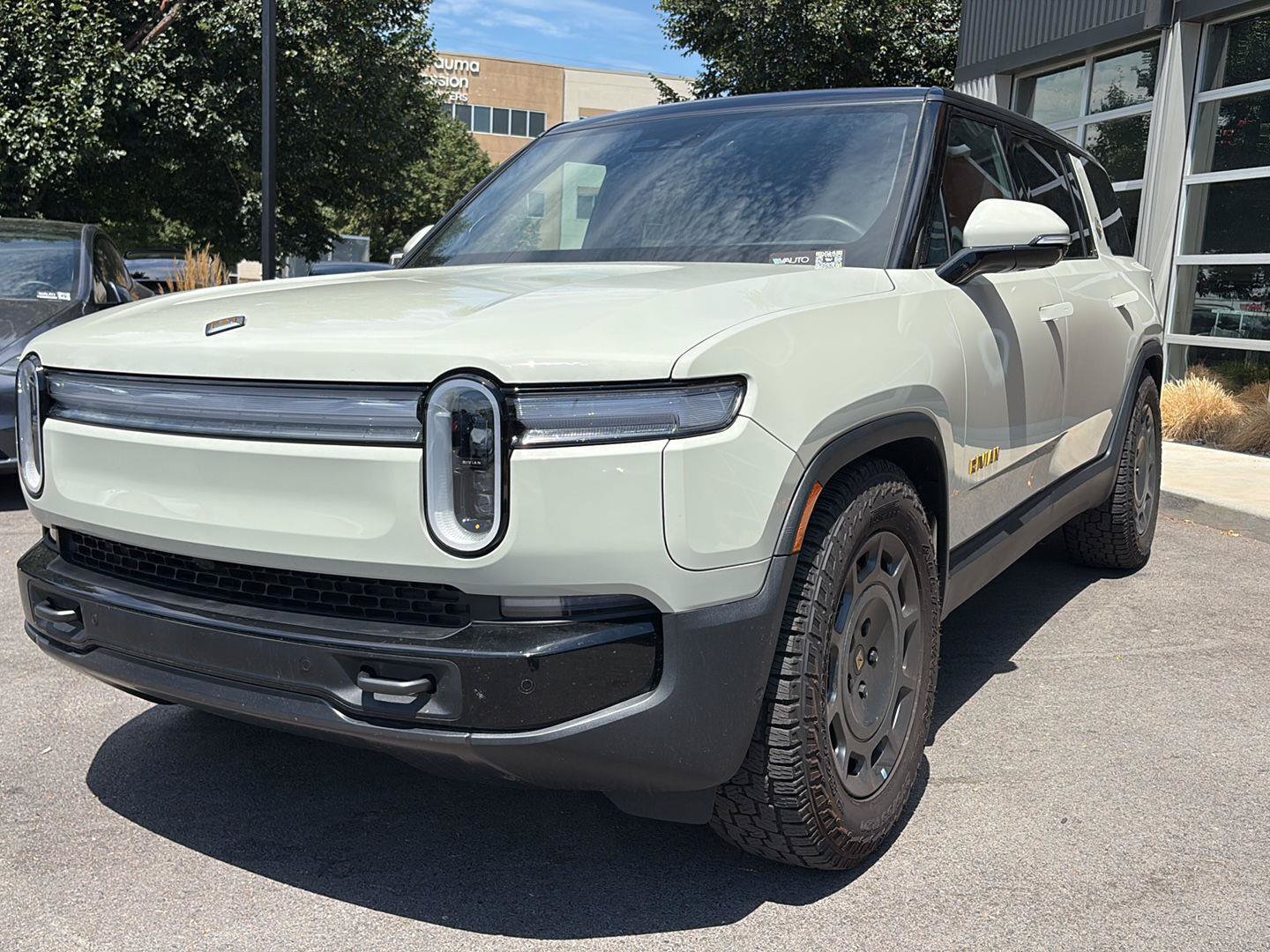 Used 2025 Rivian R1S Adventure AWD/4WD image 4