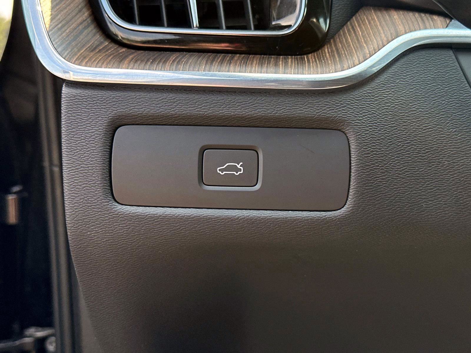 Certified 2023 Volvo XC60 B5 Plus w/ Protection Package Premier image 28