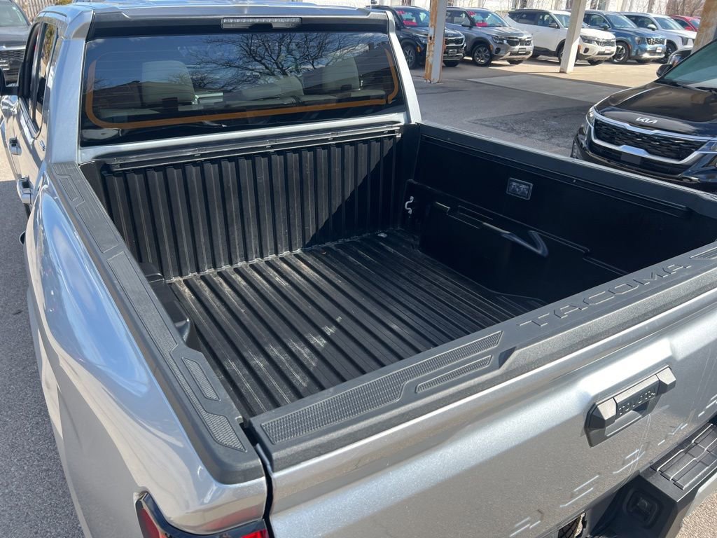 Used 2025 Toyota Tacoma SR5 AWD/4WD image 33
