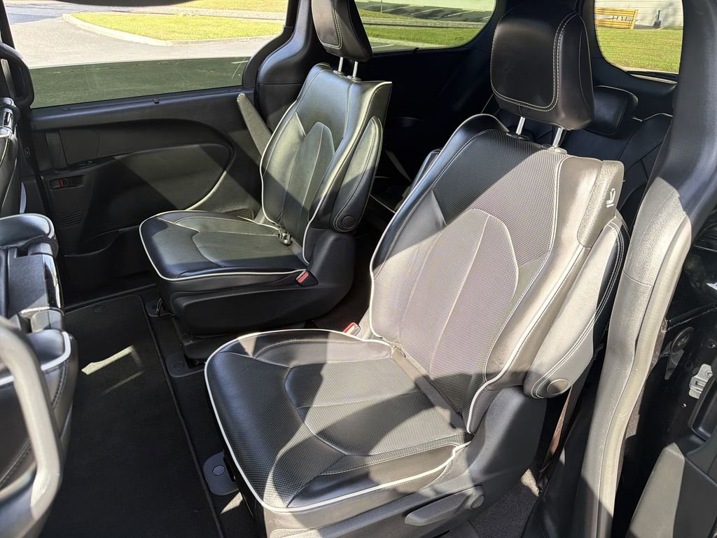 Used 2022 Chrysler Pacifica Limited w/ Uconnect Theater Family Group FWD image 25