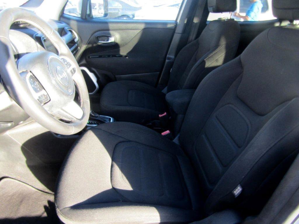 Used 2018 Jeep Renegade Latitude FWD image 10