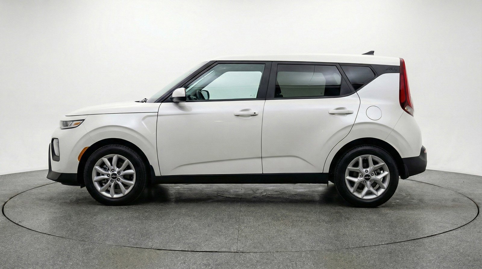 Used 2025 Kia Soul LX w/ LX Technology Package FWD image 4