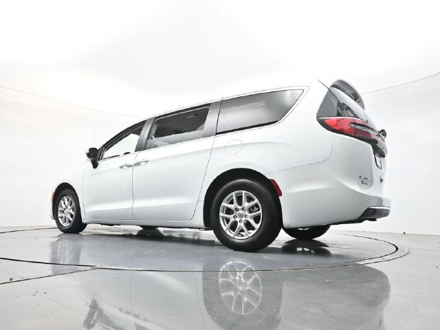 Used 2023 Chrysler Pacifica Touring-L FWD image 46